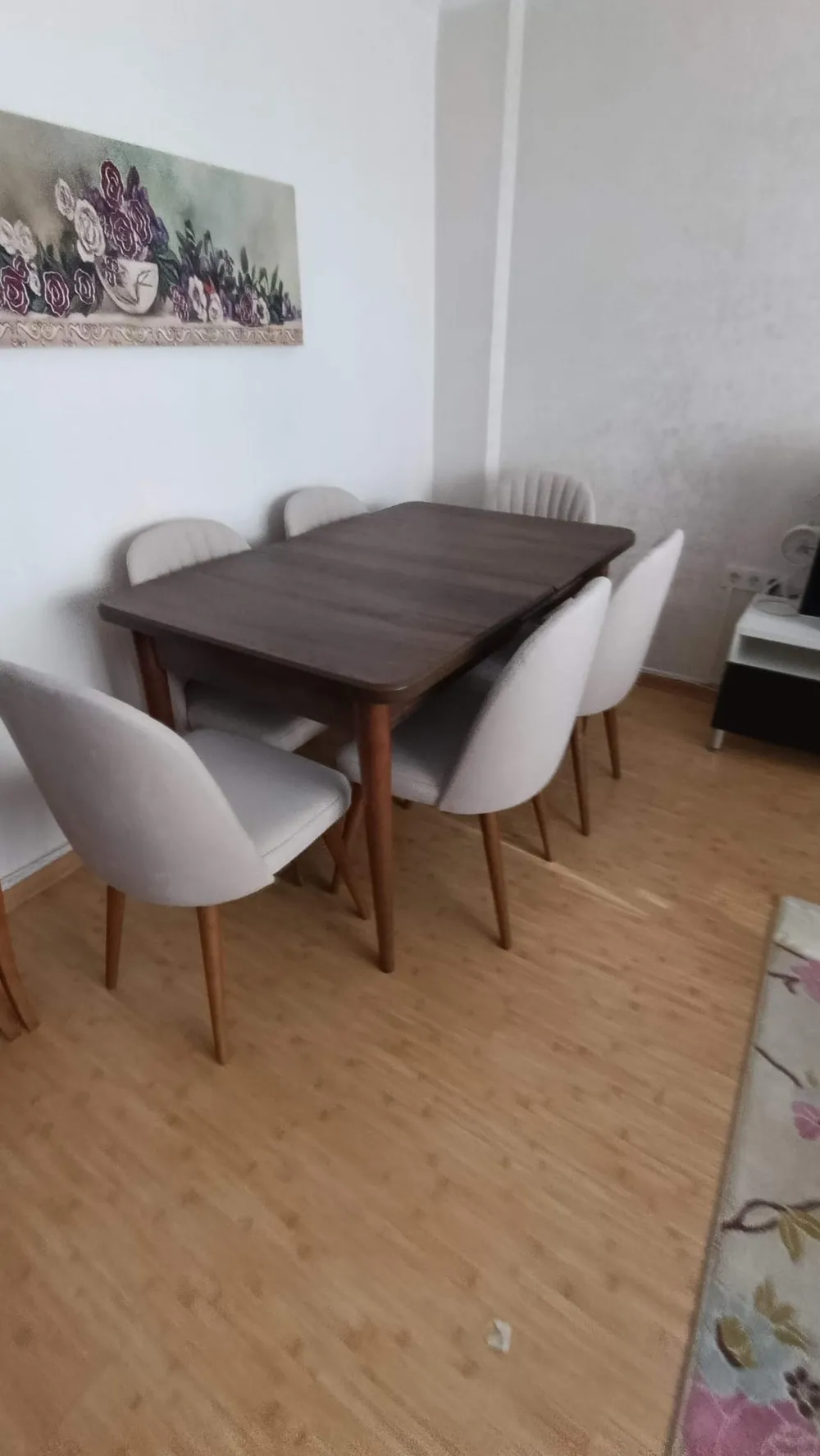 Koyu ceviz renk açılır yemek masası ve altı krem kumaş sandalye