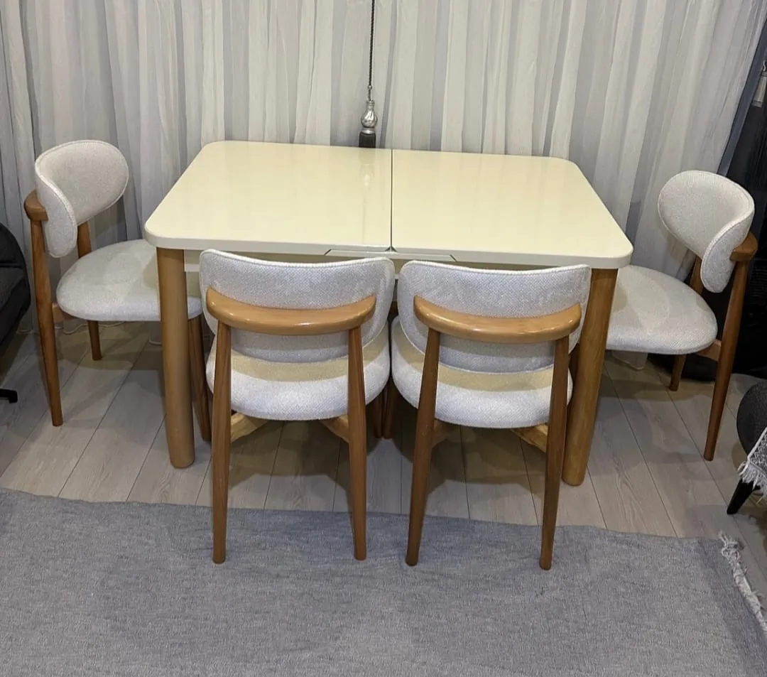 Krem highgloss açılır masa ve dört ahşap ayaklı krem bukle sandalye
