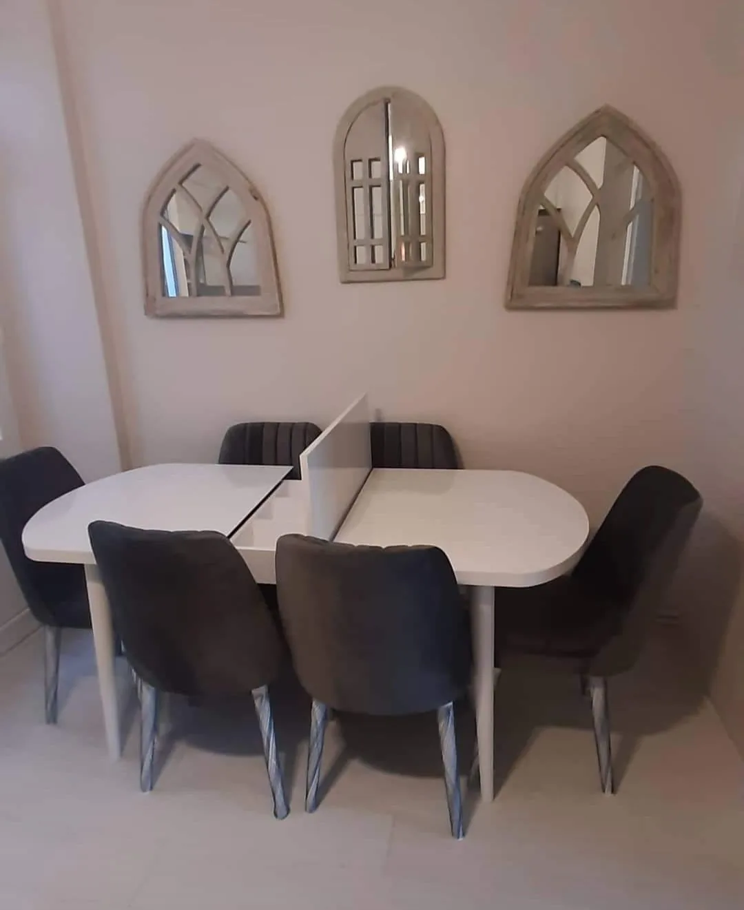 Beyaz oval açılır yemek masası ve altı antrasit kadife sandalye