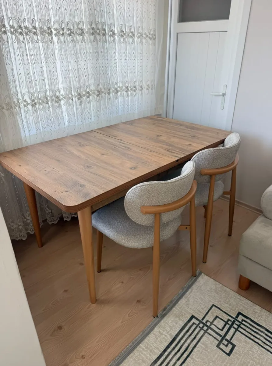 Müşteri evinde meşe desenli açılır masa + krem bukle kollu sandalyeler