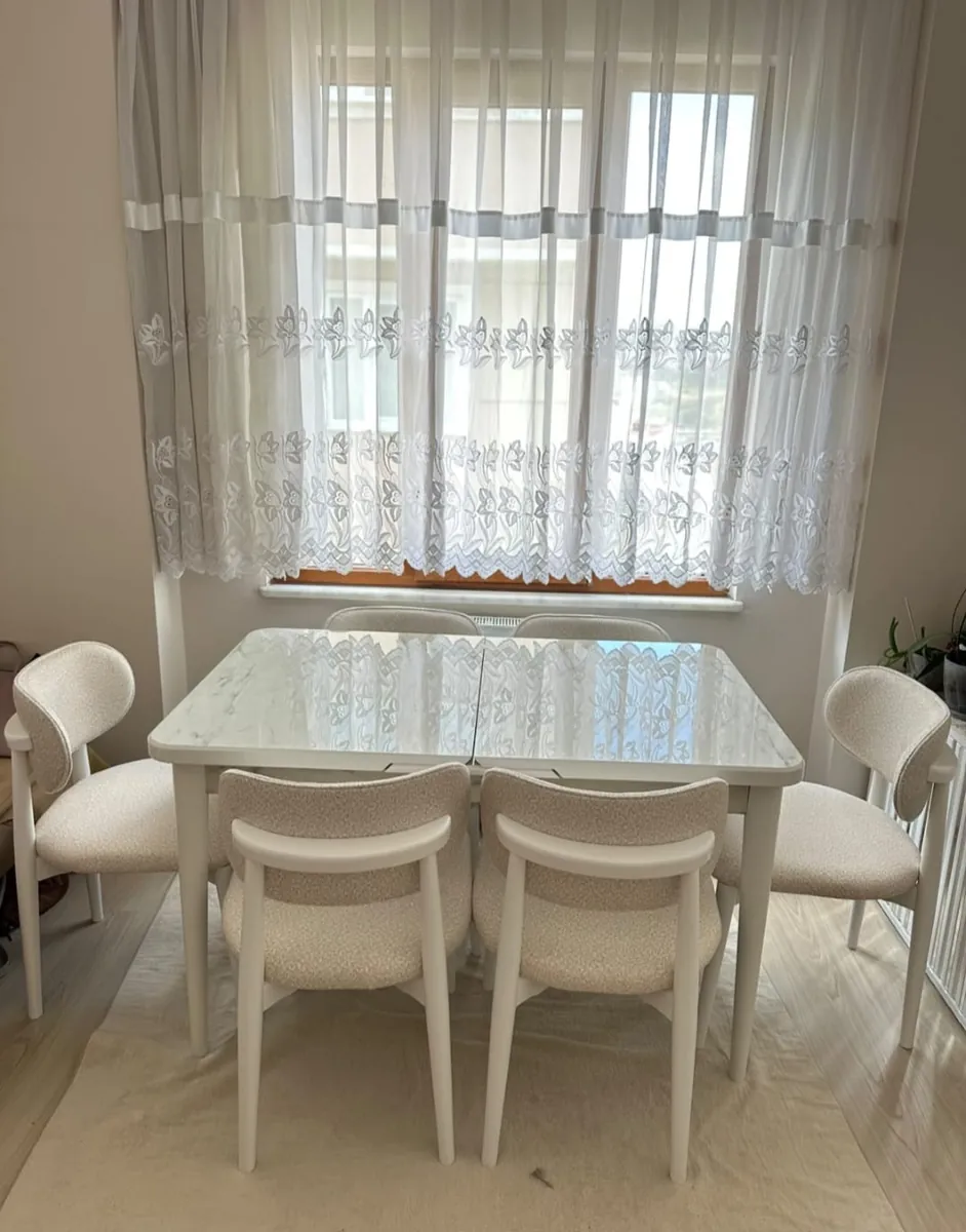 Müşteri evinde beyaz mermer desenli açılır masa + 4 beyaz sandalye