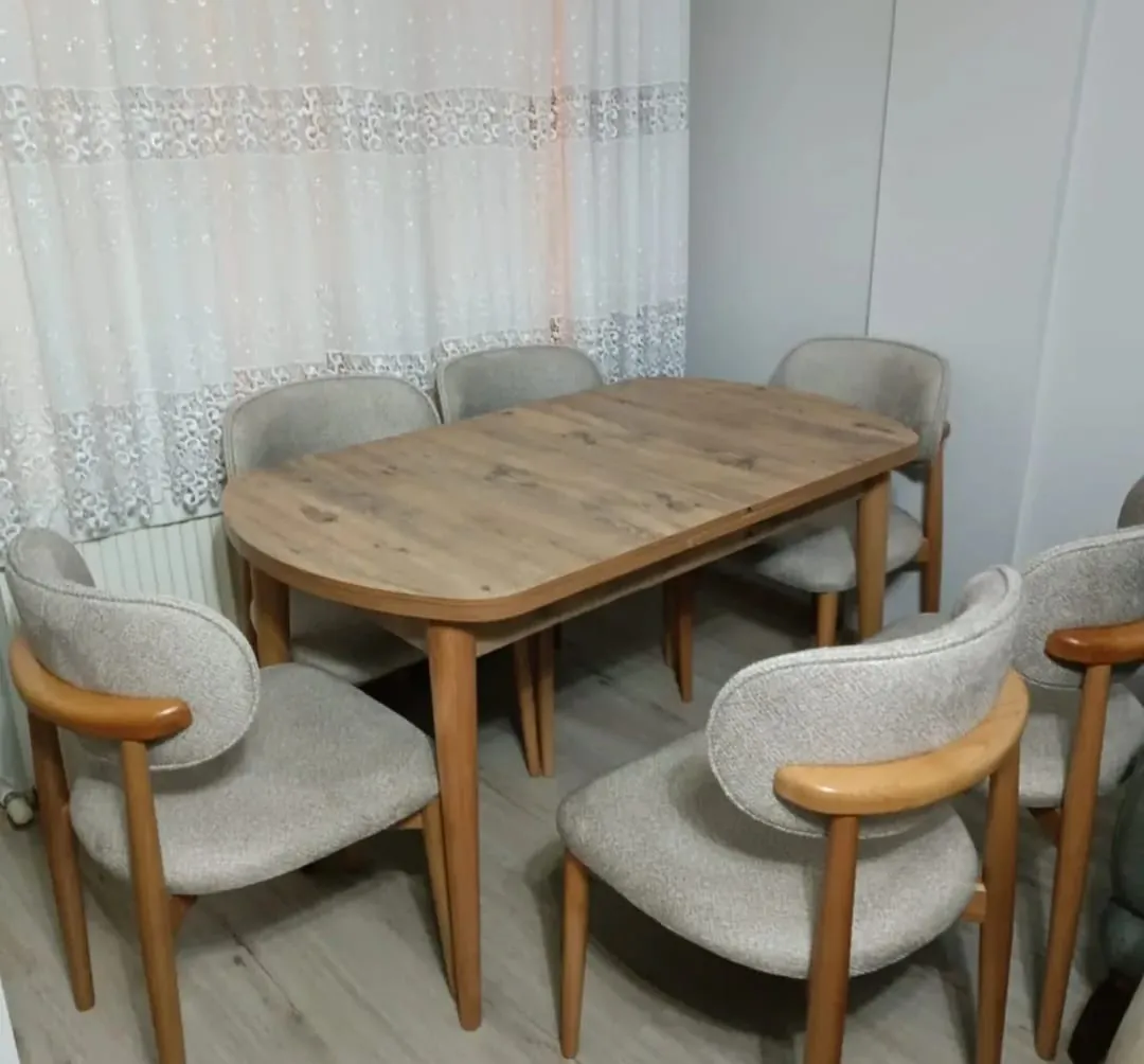 Müşteri evinde meşe desenli oval açılır masa + 6 krem bukle kollu sandalye