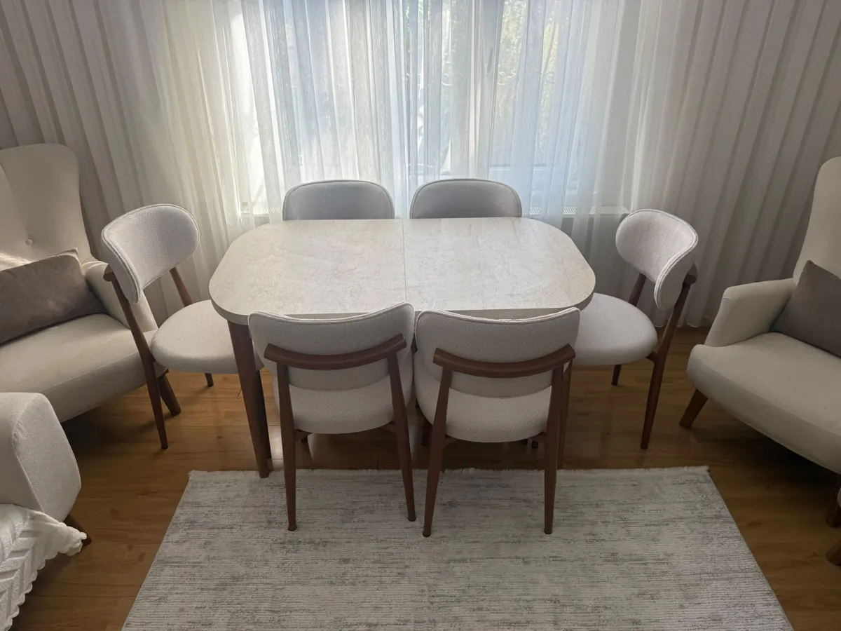 Müşteri evinde mermer desenli açılır masa + 6 krem bukle sandalye