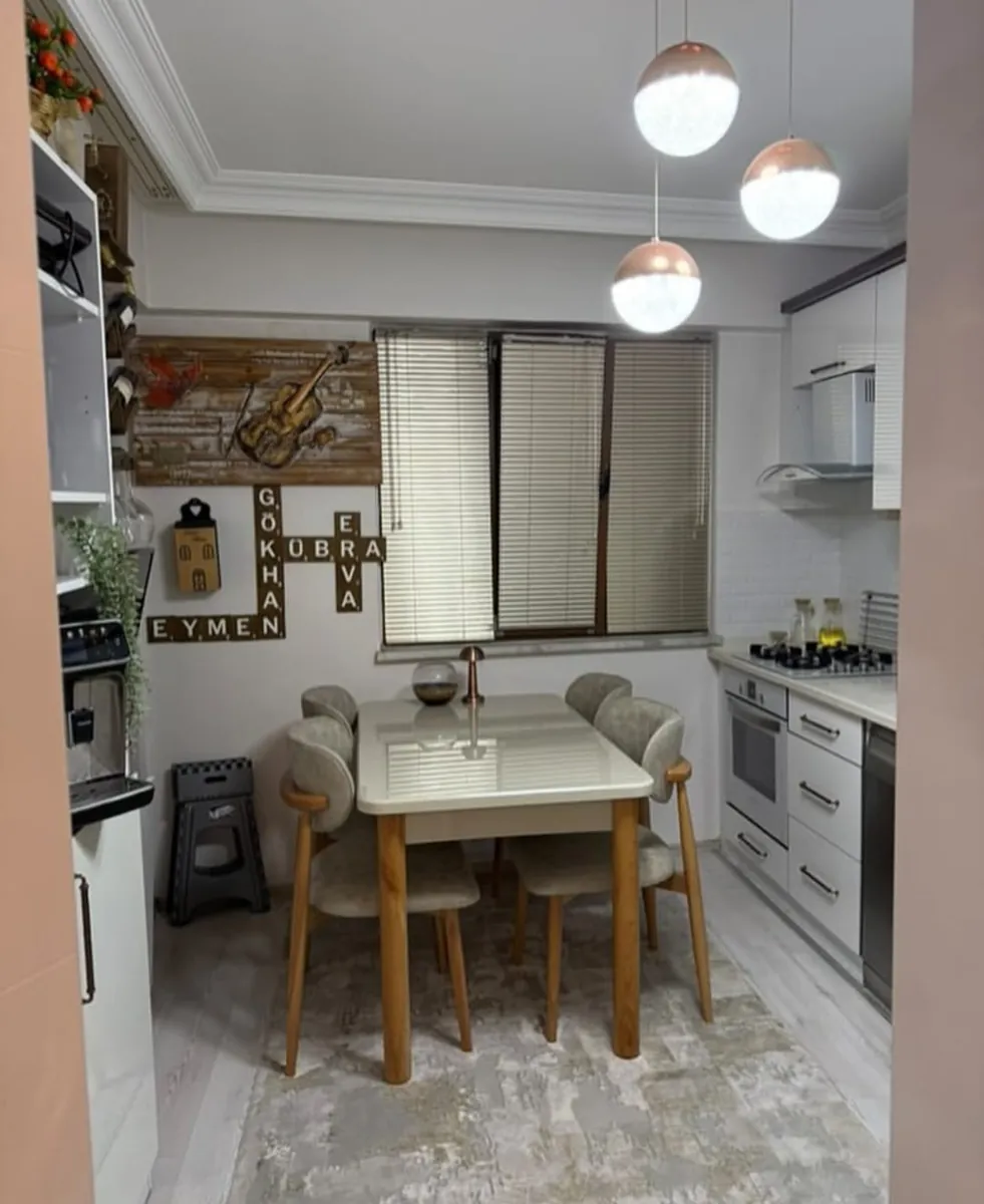 Müşteri evinde mutfakta beyaz masa + 4 ahşap sandalye