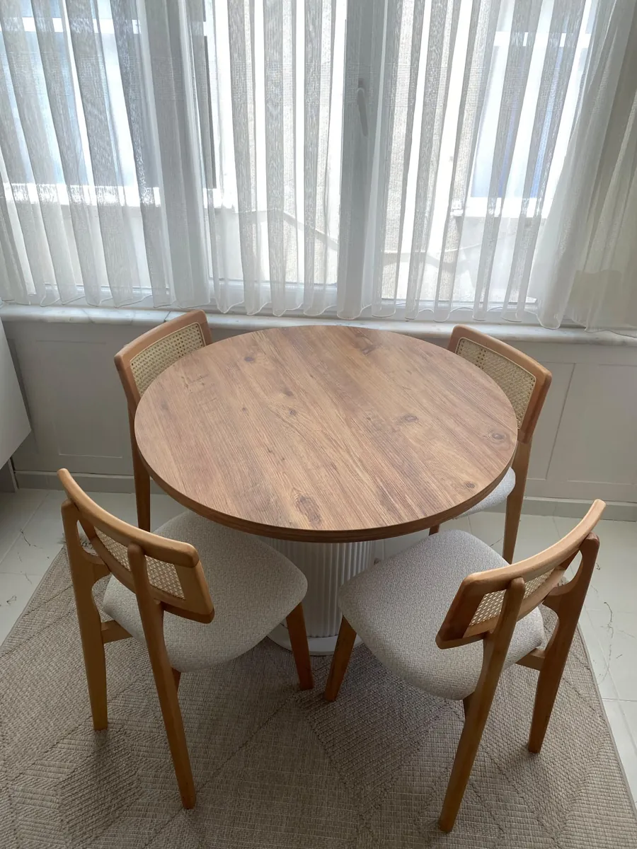 Müşteri evinde ceviz yuvarlak masa + 4 krem ahşap sandalye