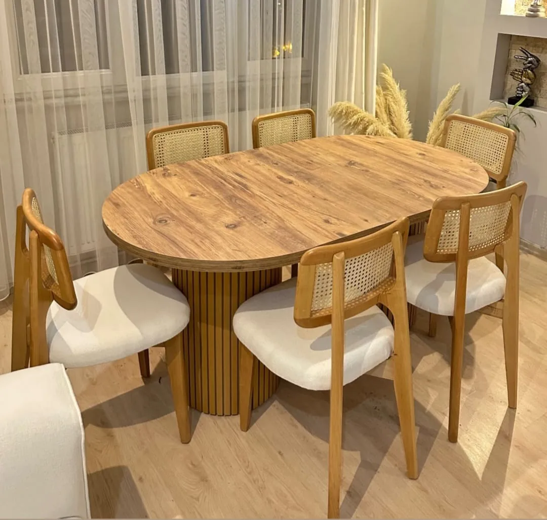 Salonda antik çam desenli oval açılır masa ve altı hasır sırtlı ahşap sandalye