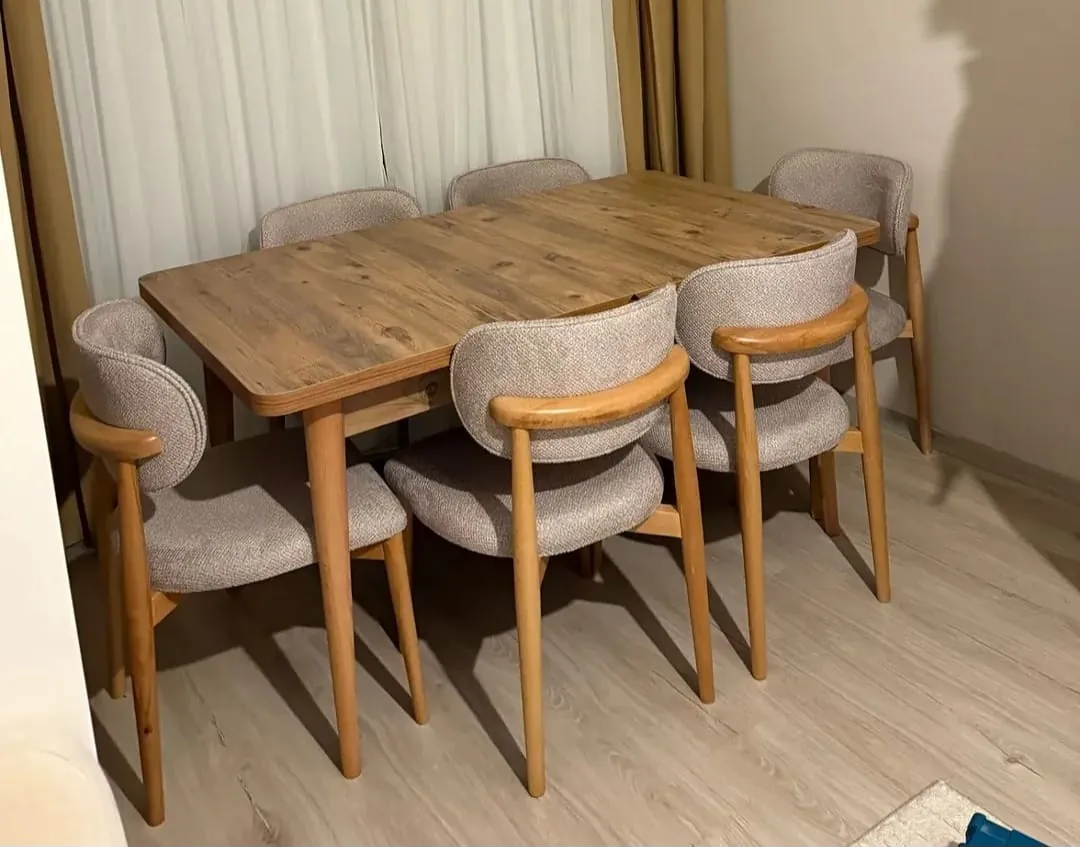 Müşteri evinde ceviz açılır masa + 6 bej kollu sandalye