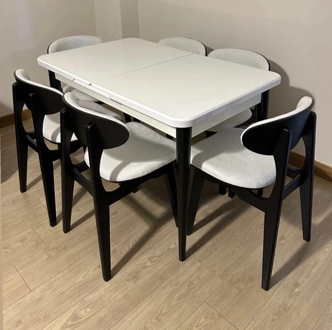 Beyaz açılır yemek masası ve altı siyah ayaklı gri bukle sandalye