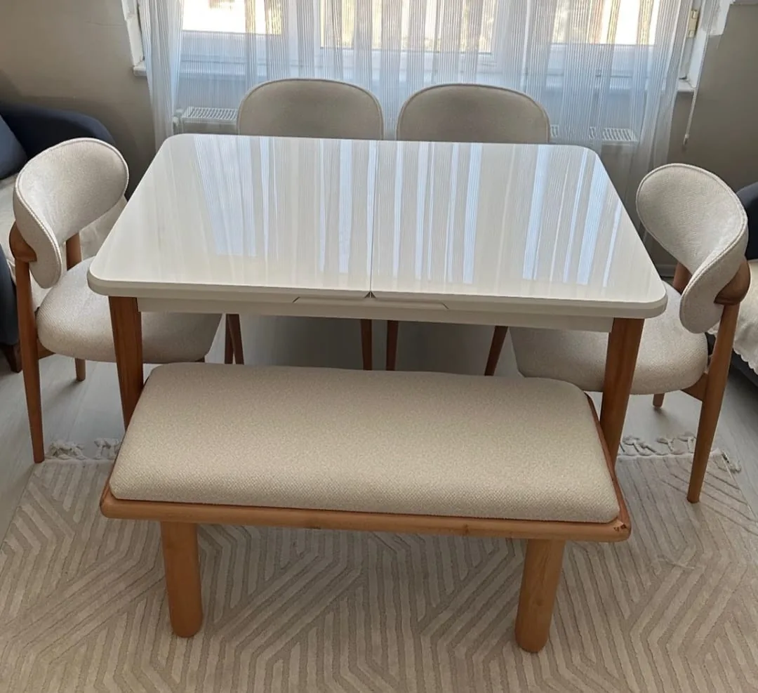 Krem açılır masa, dört krem bukle sandalye ve ahşap ayaklı bench