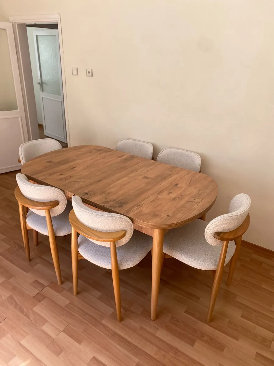Müşteri evinde ceviz oval açılır masa + 6 krem kollu sandalye