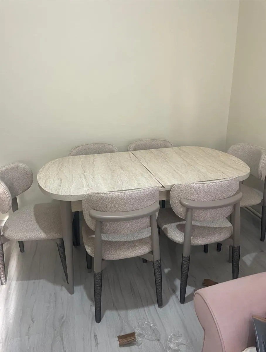 Müşteri evinde traverten desenli oval masa + 6 krem sandalye