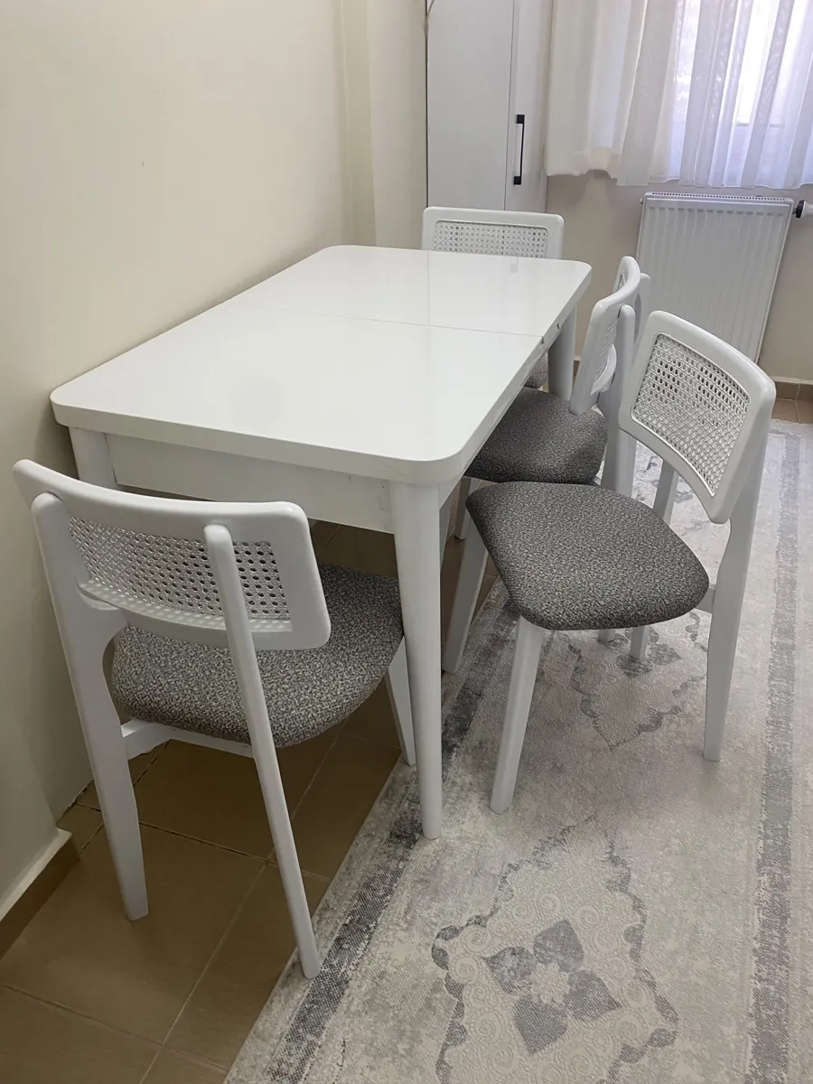 Müşteri evinde beyaz masa + 4 beyaz hasır sırtlı sandalye