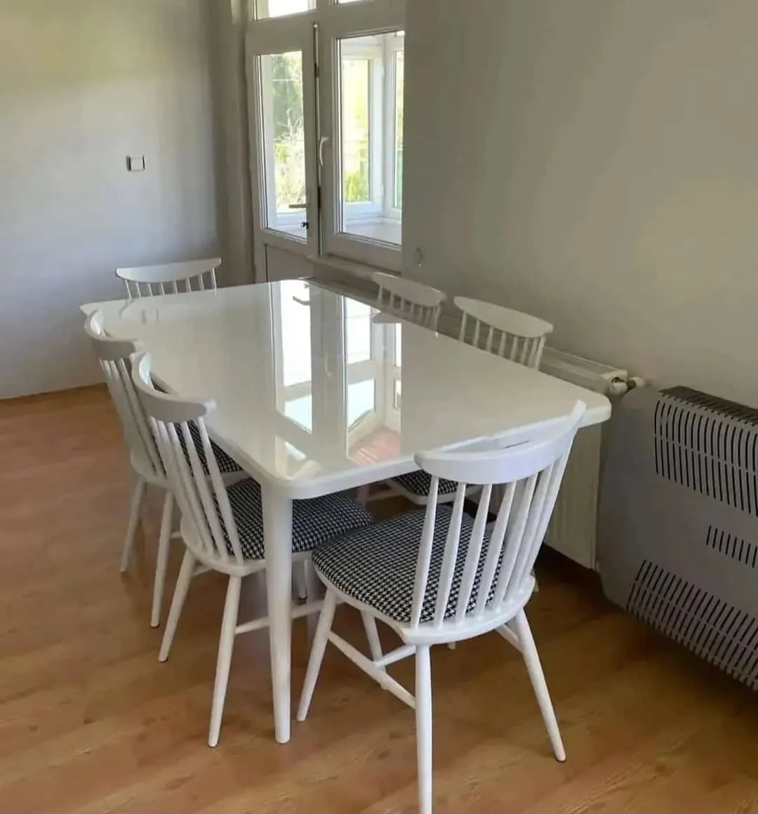 Müşteri evinde beyaz parlak masa + 6 beyaz çubuklu sandalye