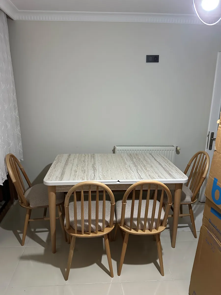Müşteri evinde traverten desenli açılır masa + 6 ahşap windsor sandalye