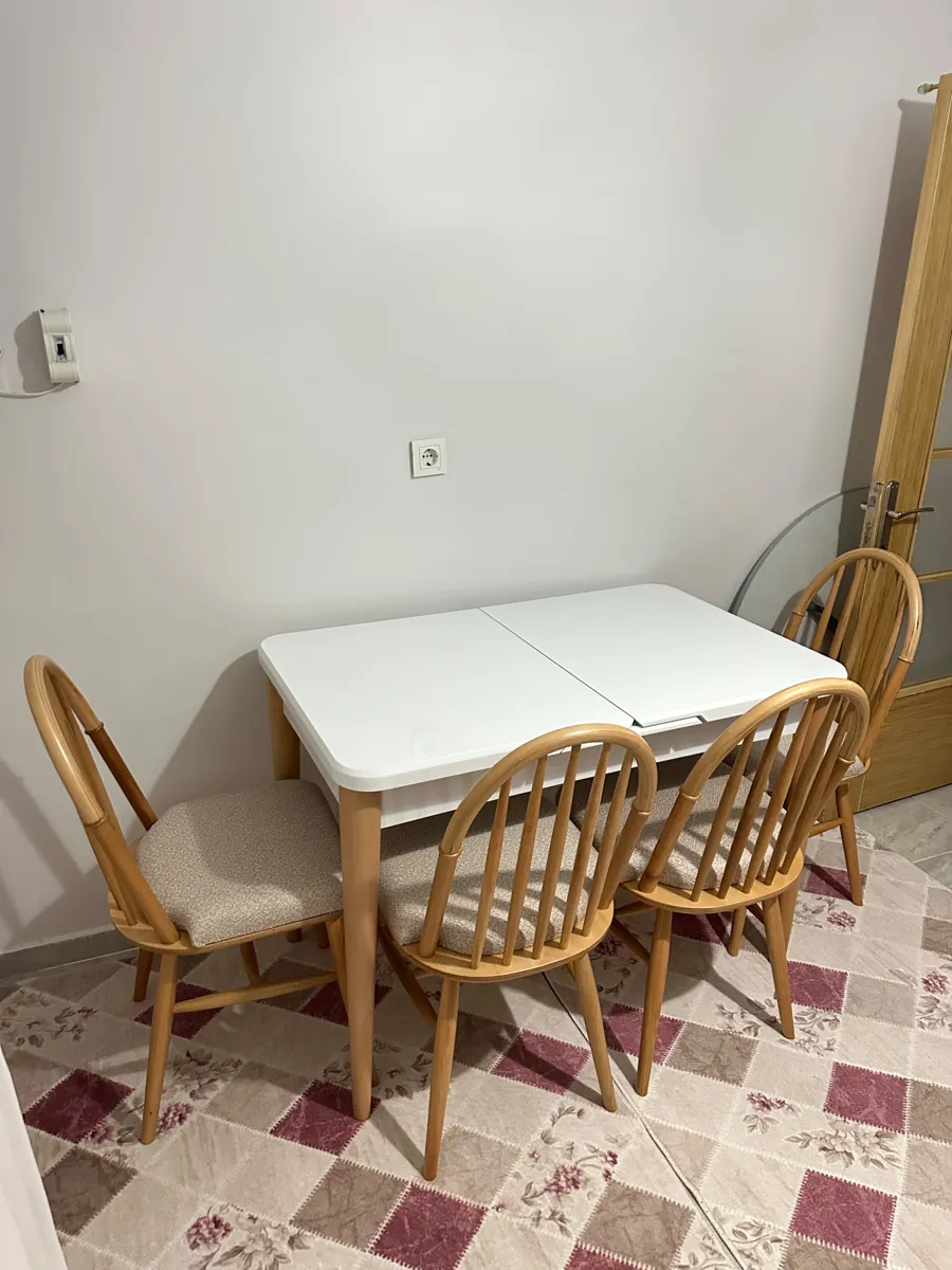 Müşteri evinde beyaz açılır masa + 4 ahşap windsor sandalye